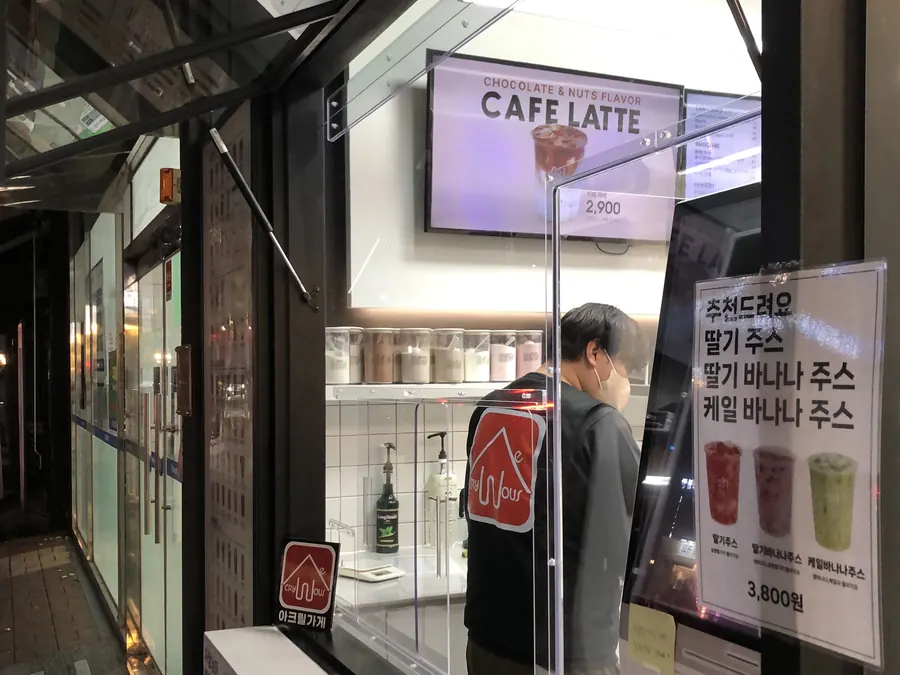 경남 양산 카페051 증산가촌점에 시공한 투명 카페 가림막